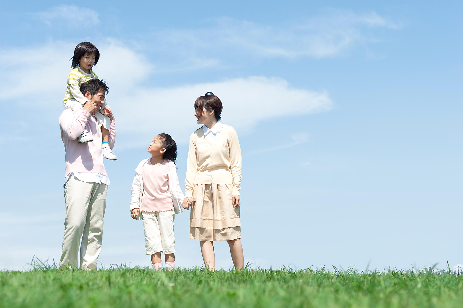 休日を過ごす男性のイメージ画像